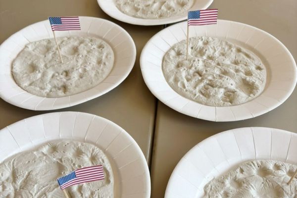 gebastelte Mondkrater mit amerikanischer Flagge