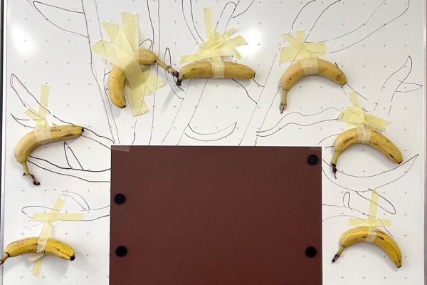 Bananen an einem künstlichen Baum