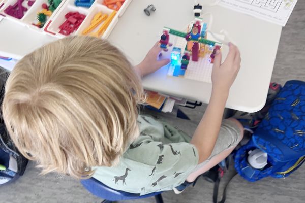 Kind testet seine Lego Programmierung